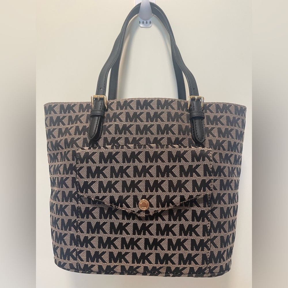 MK Jet Set signature tote bag with Saffiano leather straps Excellent condition